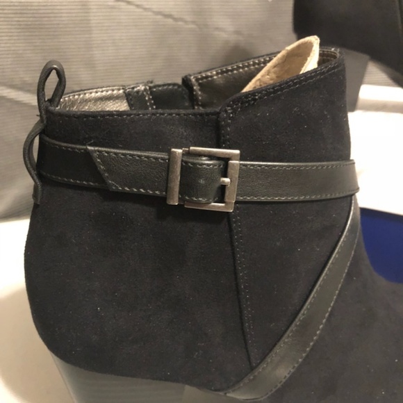 FLASH SALE!!! Black Zip Up Suede Heeled Bootie NIB SZ 9.5m - Picture 4 of 6